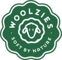 A green outline of a speech bubble with a wavy edge on a transparent background.