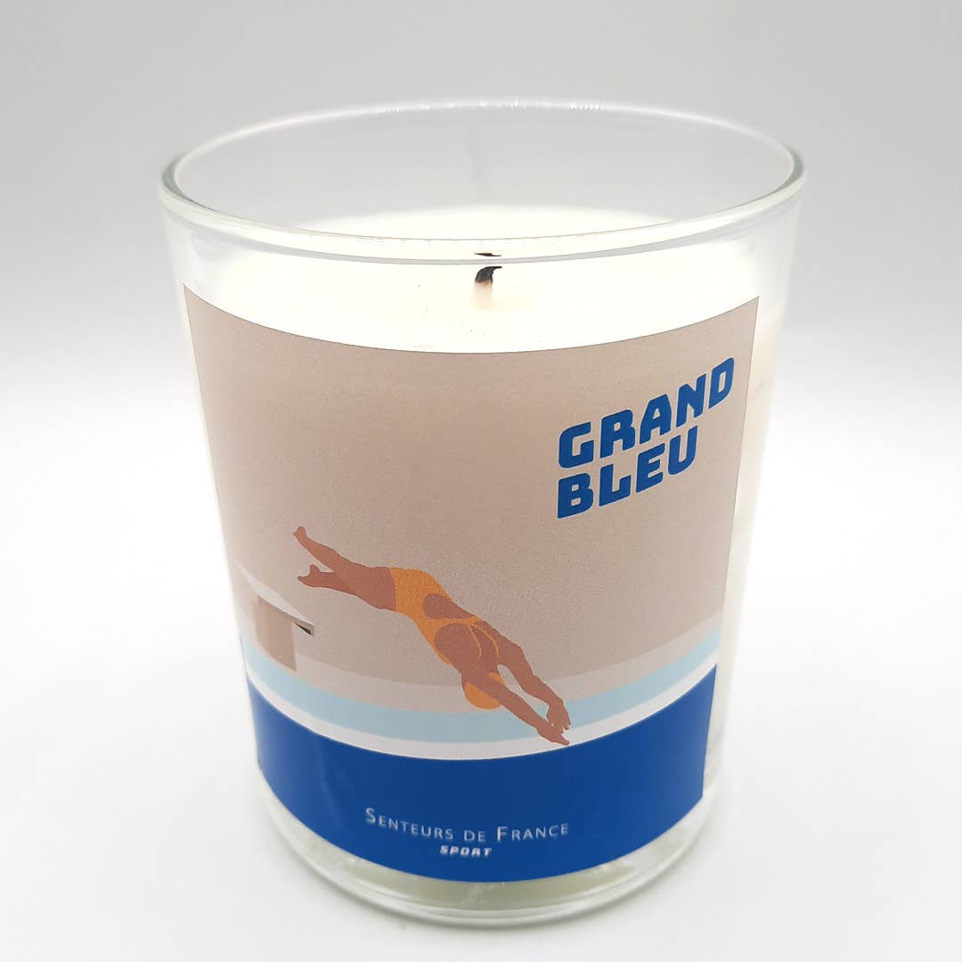 The Senteurs De France “Le Grand Bleu” Sea Scented Candle is a French artisanal candle in a glass jar with vegetable wax and a swimmer-themed label, infusing your space with refreshing marine notes reminiscent of the sea.