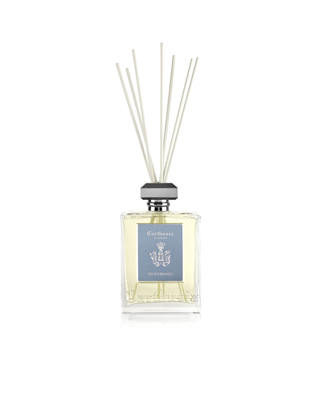 The Carthusia Mediterraneo Reed Diffuser - 230ml by Carthusia I Profumi de Capri features a clear glass bottle with a gray cap and white reeds, reflecting Italian minimalism and adding elegant fragrance to any space.