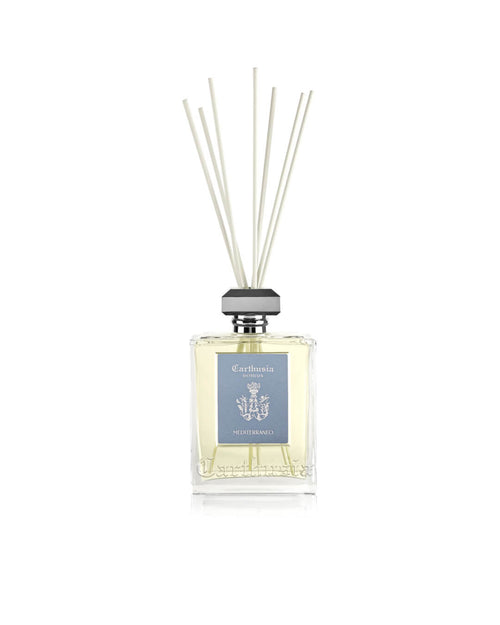 The Carthusia Mediterraneo Reed Diffuser - 230ml by Carthusia I Profumi de Capri features a clear glass bottle with a gray cap and white reeds, reflecting Italian minimalism and adding elegant fragrance to any space.