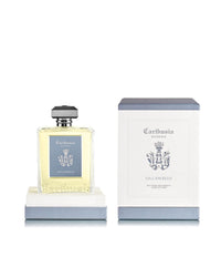 A 230ml Carthusia Via Camerelle Reed Diffuser by Carthusia I Profumi di Capri stands on a white and blue platform beside its box, bringing the fresh scent of Via Camerelle to your home fragrance collection.