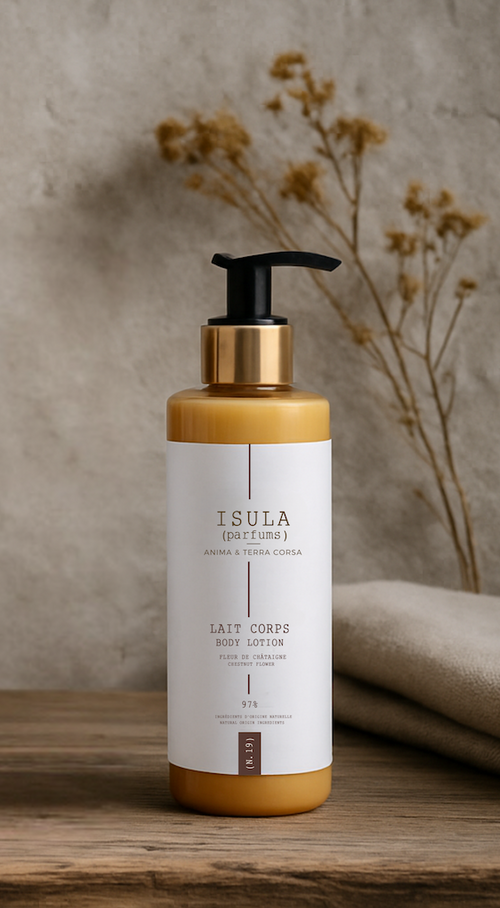 A bottle of ISULA parfums Isula Fiore di Castagna - Chestnut Flower Hand and Body Cream with a pump rests on a beige surface, surrounded by dried flowers and folded towels. Its white label with gold and brown accents highlights hydrating benefits.