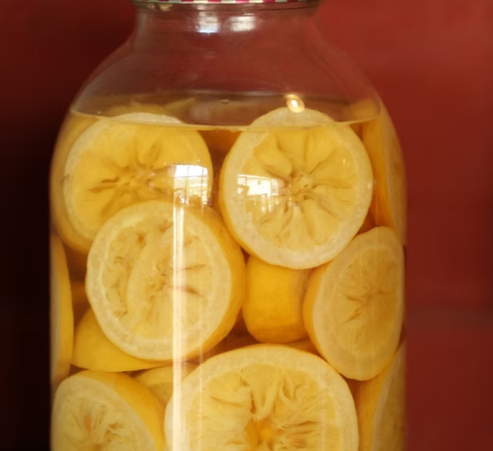 The ISULA parfums Room Diffuser - Aliméa Confittu - Candied Citron No. 3 features slices of candied citron in liquid, creating an artisanal Mediterranean vibe, perfect for refreshing your space with a luxurious home fragrance.