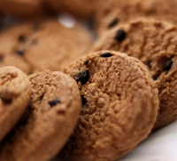 A close-up of chocolate chip cookies in a circle, their crispy texture and chocolate chips capturing the comforting aroma of ISULA parfums Room Diffuser - Biscuttinu - Cookie No. 2 by ISULA parfums.