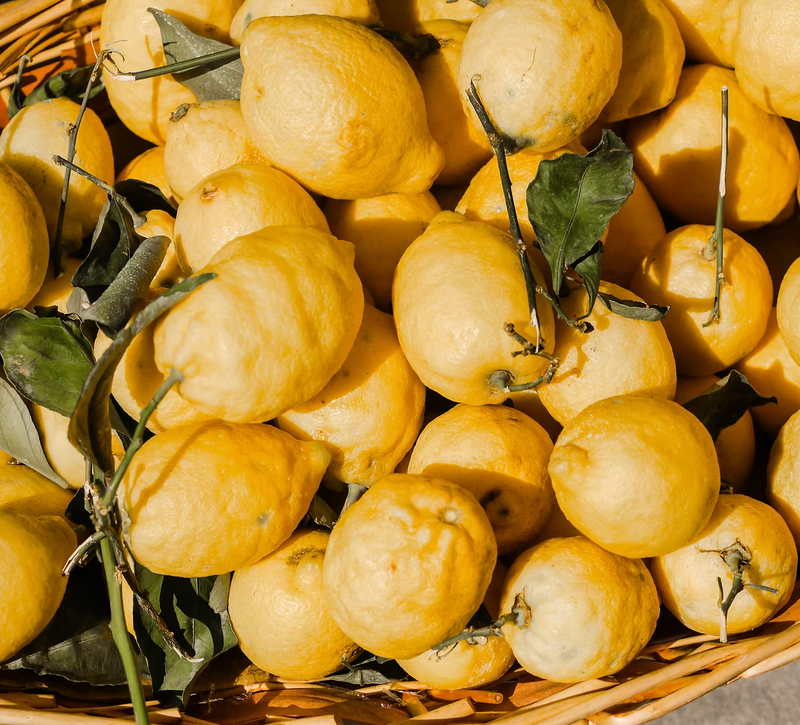 The ISULA parfums Room Diffuser - Dolce Farniente No.28 captures the fresh, sunlit allure of bright yellow lemons with green leaves, evoking a Mediterranean ambiance in your space.